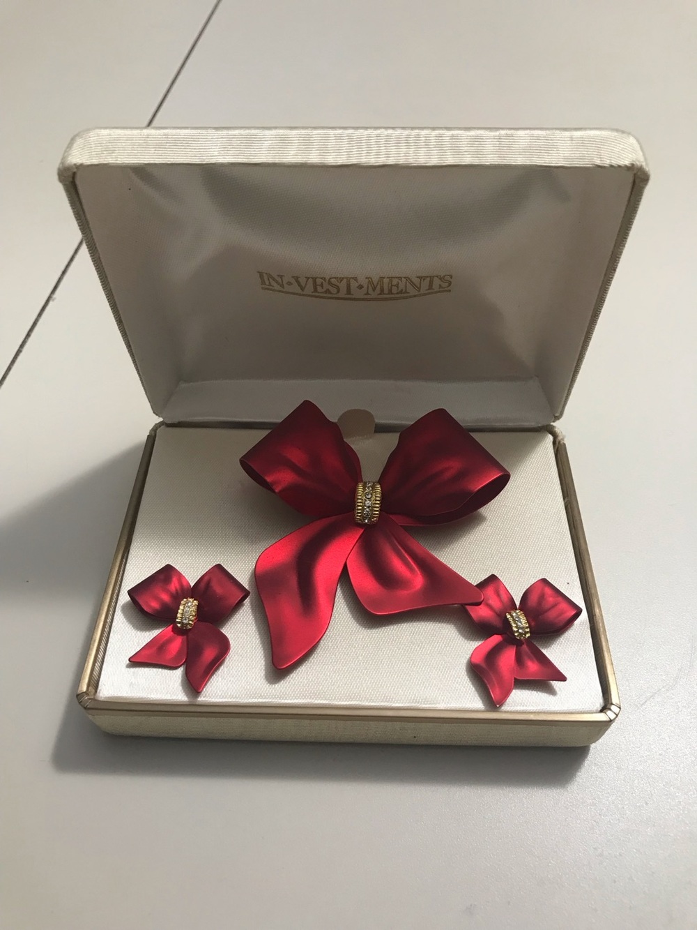 Vintage Investments Unique Red Satin Metal Bow Brooch Earring Set